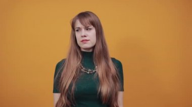 Çığlık at ve el ele tutuşarak ağzını aç. Ellerinle bağırarak.