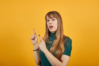 İşaret parmağı yukarı, işaret parmağı sürpriz hediye seçeneği, fikir..