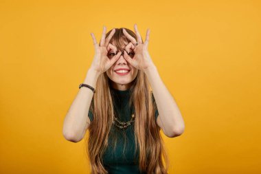 Gözlüklü parmaklar yapmak, kameraya bakmak, gülümsemek, komiklik, göz ucuyla el ele tutuşmak.