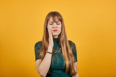 Elleri ağrıyan bir ağıza dokunmak diş ağrısı, diş ağrısı.