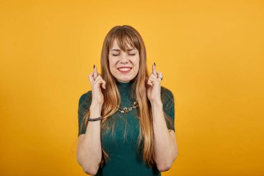 Şans diliyor, dua ediyor, dua ediyor, şans diliyor, zafer için umut diliyor.