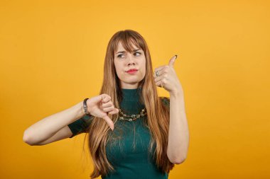 İnsan elinin baş parmağı aşağıda, tamam mı? Kızgın yüz, olumsuz davranış, hoşlanmadığını gösteriyor.