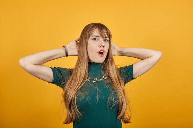 Kulak misafiri olmak, casusluk, dedikodu, el ele tutuşmak ve başka tarafa bakmak.