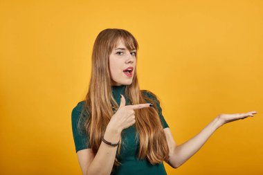 Ellerin yönünü gösterir, ürünü gösterir, hayali bir çıktıyı temsil eder