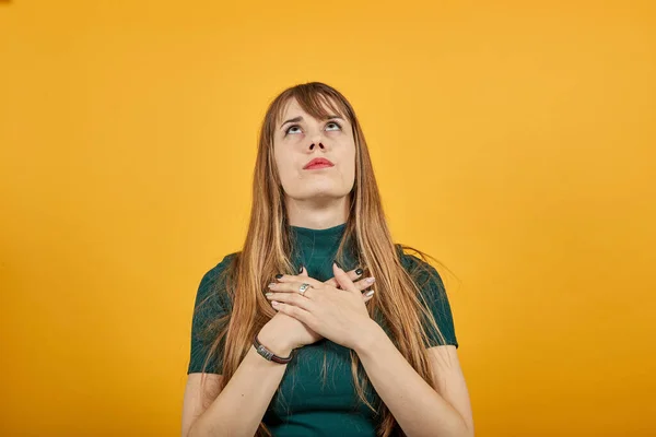 Hand in hand nabij hart, drukt arm in borst, drukt dankbaarheid uit, hulp — Stockfoto