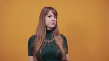 Gözlüklü parmaklar yapmak, kameraya bakmak, gülümsemek, komiklik, göz ucuyla el ele tutuşmak.