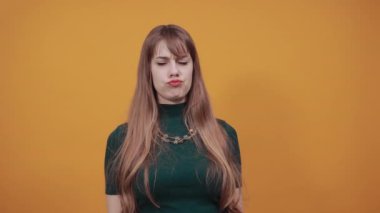 Kızgın büyük gözler, yanaklar şişiriyor kavga üstüne kavga.