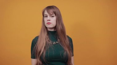 Avuç içiniz havada, kızgın görünün. Yüzünüze sert bir bakış atamayacaksınız..