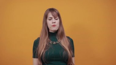 Elleri ağrıyan bir ağıza dokunmak diş ağrısı, diş ağrısı.