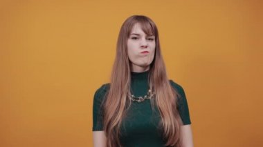 İnsan elinin baş parmağı aşağıda, tamam mı? Kızgın yüz, olumsuz davranış, hoşlanmadığını gösteriyor.