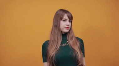 Boş alanda başparmağımı omzuma dayayıp izole ettim. parmak yana.