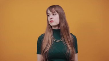 Ellerin yönünü gösterir, ürünü gösterir, hayali bir çıktıyı temsil eder