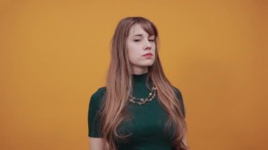 Kimseye söyleme, konuşkan gizemli güzel, sıcak fren haberleri yana bakıyor.