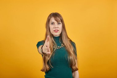 Birbirlerine ulaşmak için ellerini çeken insanlar. Neredeyse parmaklarını dışarı uzatacak.