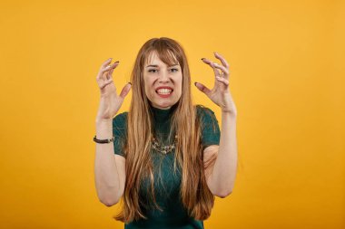 Çekici, kaşlarını çatan, kaşlarını çatan, kasvetli kaşları olan, somurtkan.