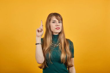 İşaret parmağı yukarı, işaret parmağı sürpriz hediye seçeneği, fikir..