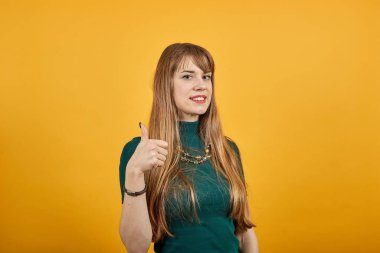 Başparmaklar yukarı, olumlu bir işaret, iyi bir şey oldu parmak hareketi gibi.