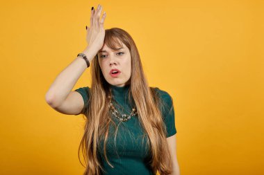 Yüz avuç içi, hayal kırıklığına uğramış tokat kafa hata, üst yönetim ya da destansı başarısızlık yüzünden