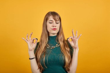 El parmakları tamam işareti gösteriyor, jestler tamam, duygular, yüz ifadesi.