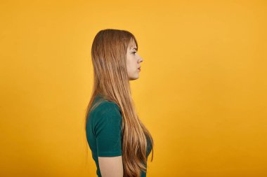 Genç ve güzel bakışların yan görüntüsü. Arka görünüm insan koleksiyonu.