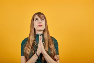 El ele tutuşup dua ediyoruz. Tanrı 'dan yardım istiyoruz. Yalvarıyoruz.