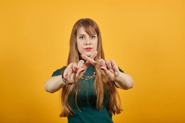 Japon jesti hayır. Parmaklar çapraz, eller çapraz, işaret parmağı x şeklinde.