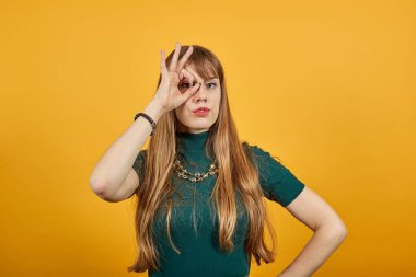 El parmakları tamam işareti gösteriyor, jestler iyi gidiyor, insan duyguları.