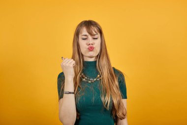 Heyecanlı genç kutlama zaferi, evet hareketi, sevinçli başarı, iyi