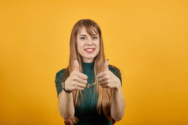 Başparmaklar yukarı, olumlu bir işaret, iyi bir şey oldu parmak hareketi gibi.