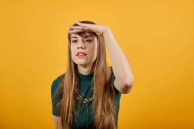 Gözlerinin üzerinde el ele tutuşan portre, kendinden emin şehirlerarası bakışlar.