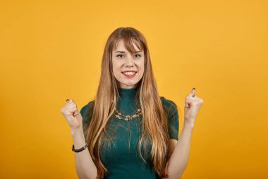 Heyecanlı genç kutlama zaferi, evet hareketi, sevinçli başarı, haber