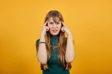 Baş ağrısı, boyun arkasını tutarak konumu gösterir. Yorgunluk