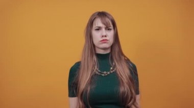 Baş ağrısı, boyun arkasını tutarak konumu gösterir. Yorgunluk