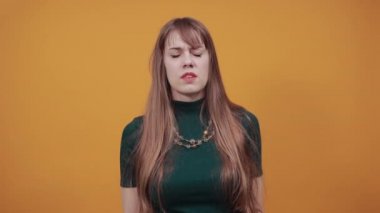 Gözleri eliyle kapatıyor ama parmaklarından bakıyor. Gözlerim her şeyi görüyor..