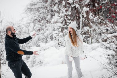 Ormanda karla oynayan çift.