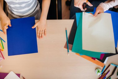 Ödevimi yaptığım masaüstüne yakın çekim. Bir okul çocuğuyla annesi. Çalış