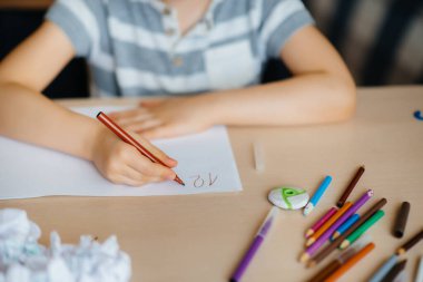 Ödevimi yaptığım masaüstüne yakın çekim. Bir okul çocuğuyla annesi. Çalış