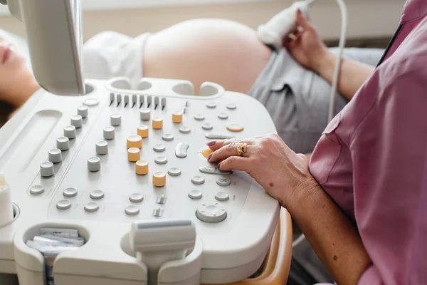 Dispositivo Ultrasonido Primer Plano Durante Examen Médico Una Mujer Embarazada — Foto de Stock