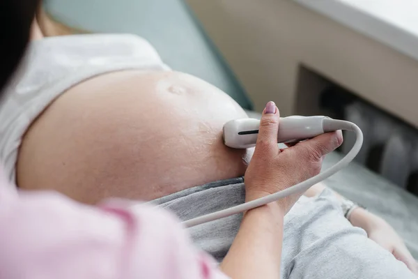 Μια Έγκυος Κοπέλα Κάνει Υπέρηχο Της Κοιλιάς Της Κλινικής Κοντινό — Φωτογραφία Αρχείου