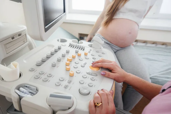 Close Dispositivo Ultra Som Durante Exame Médico Uma Mulher Grávida — Fotografia de Stock