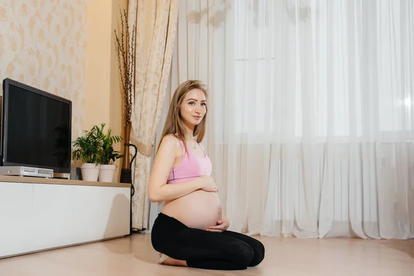 Těhotná Holka Dělá Doma Jógu Zdraví — Stock fotografie
