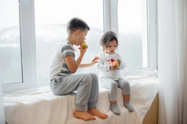 Hermano Hermana Están Sentados Alféizar Jugando Comiendo Manzanas Felicidad — Foto de Stock