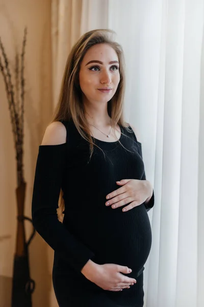 Egy Gyönyörű Terhes Lány Áll Ablak Melletti Szobában — Stock Fotó
