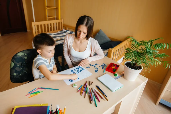 Uma Jovem Mãe Está Fazendo Trabalhos Casa Com Seu Filho — Fotografia de Stock