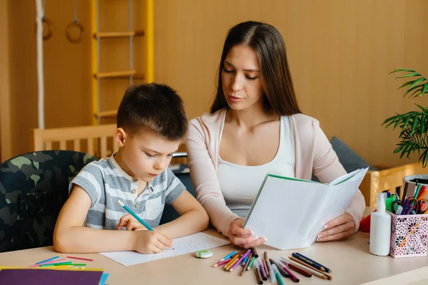 Ung Mamma Gör Läxor Med Sin Son Hemma Föräldrar Och — Stockfoto