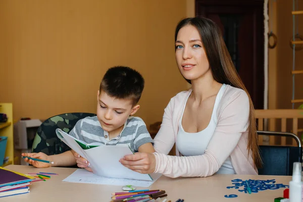 Ung Mamma Gör Läxor Med Sin Son Hemma Föräldrar Och — Stockfoto