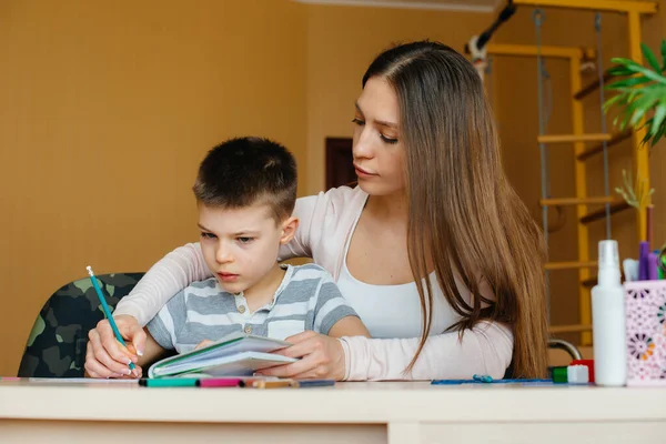 Una Giovane Madre Sta Facendo Compiti Con Suo Figlio Casa — Foto Stock