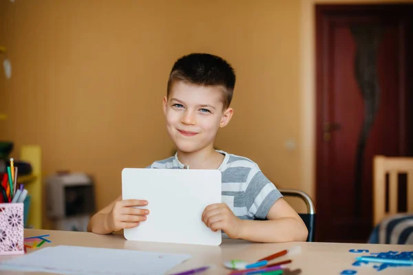 少年は家で宿題をする 学校での訓練 — ストック写真