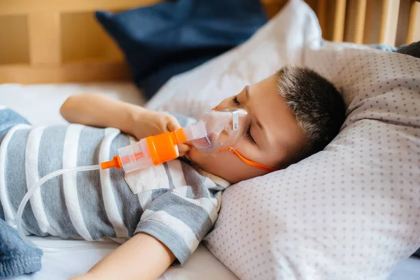 Niño Pequeño Administra Una Inhalación Durante Una Enfermedad Pulmonar Medicina — Foto de Stock
