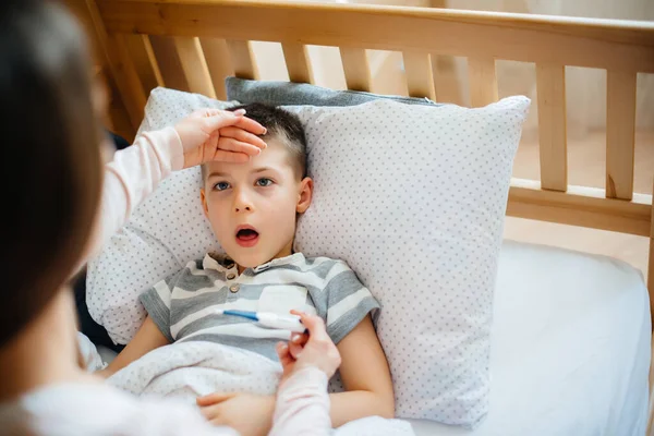 Eine Mutter Kümmert Sich Ihr Kind Das Fieber Hat Krankheit — Stockfoto